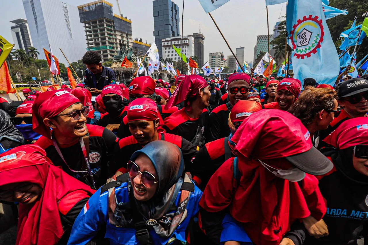 Aksi Demo Buruh Kawal...