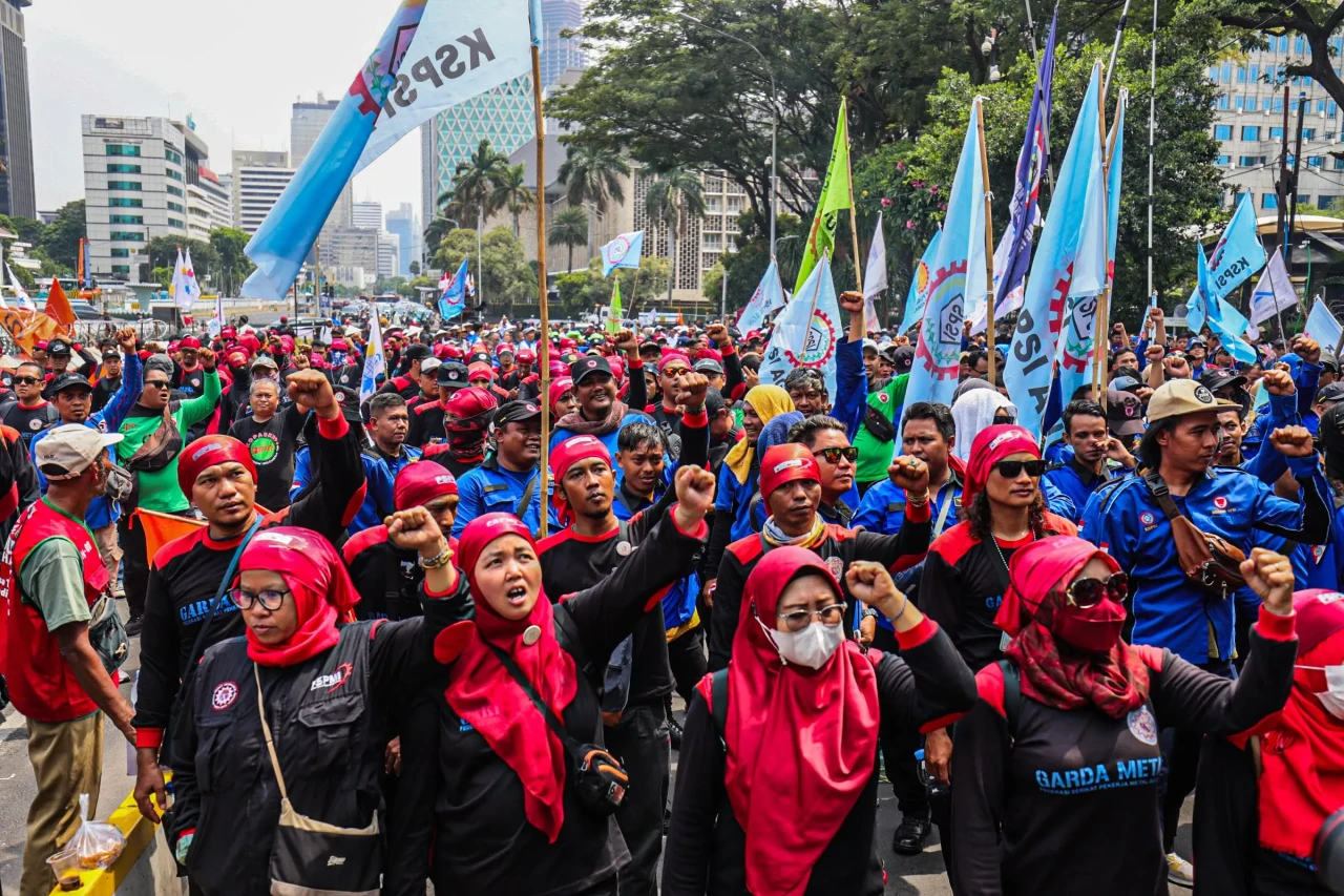 Aksi Demo Buruh Kawal...