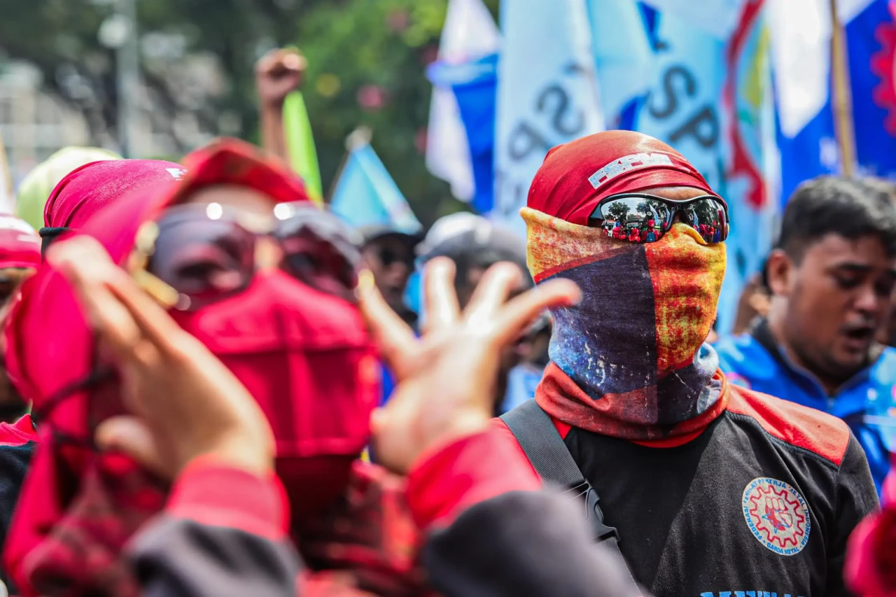 Aksi Demo Buruh Kawal...
