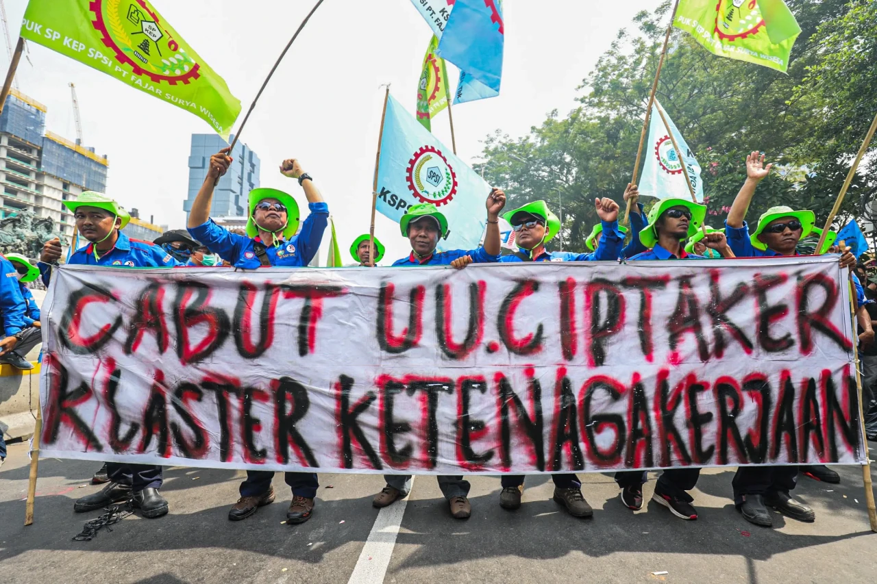 Aksi Demo Buruh Kawal...