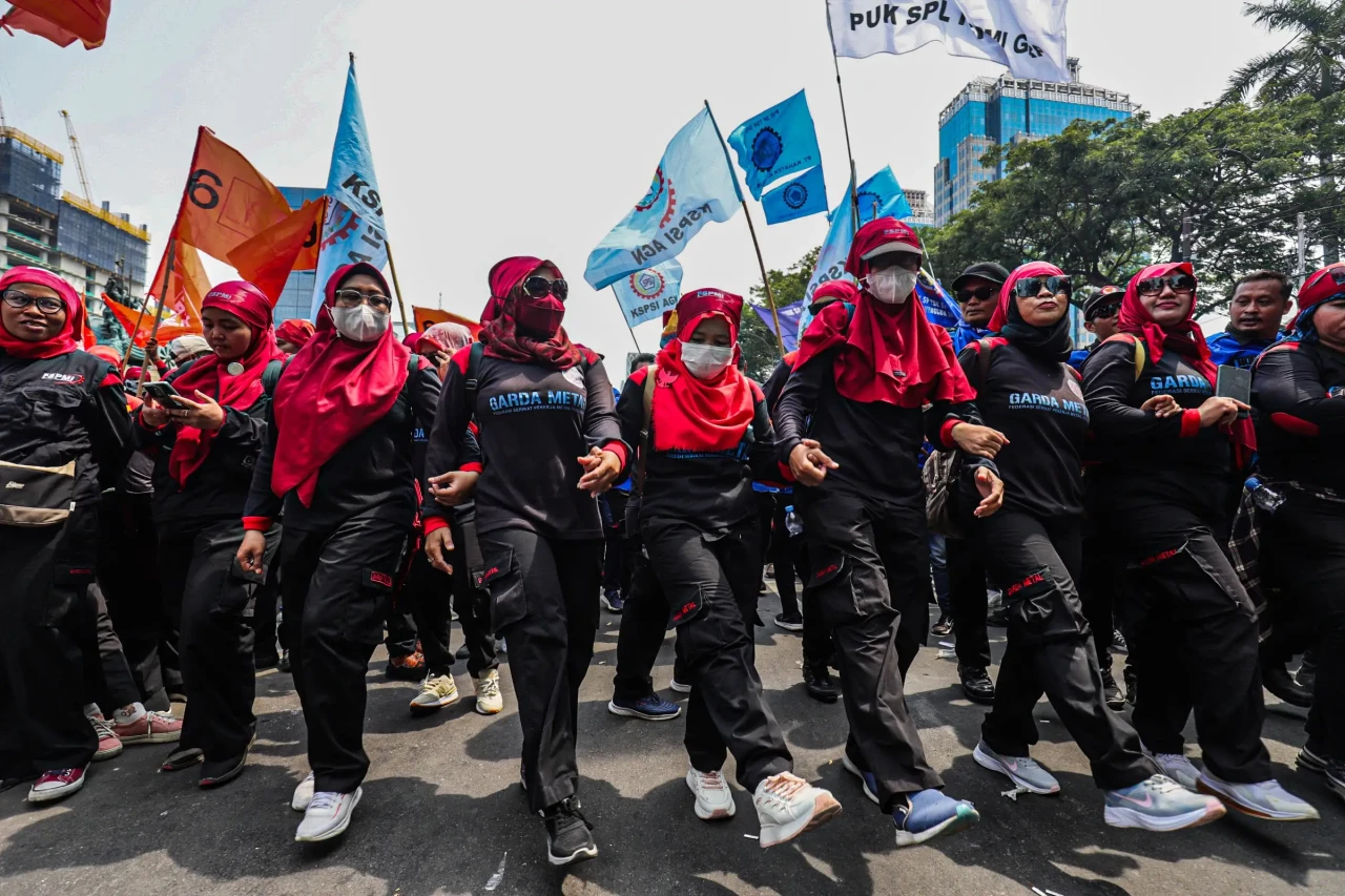 Aksi Demo Buruh Kawal...