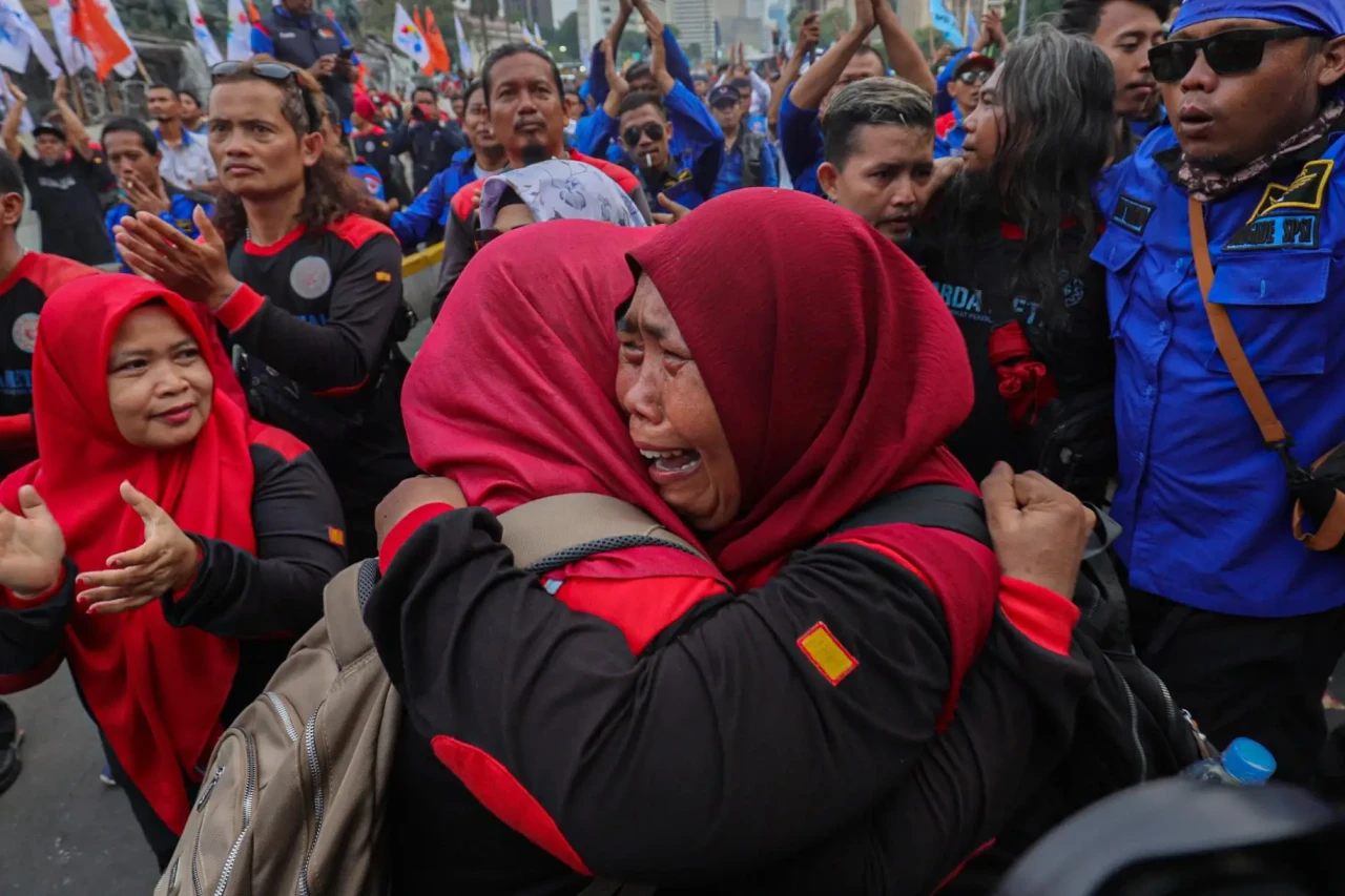 Ratusan Buruh Sujud...