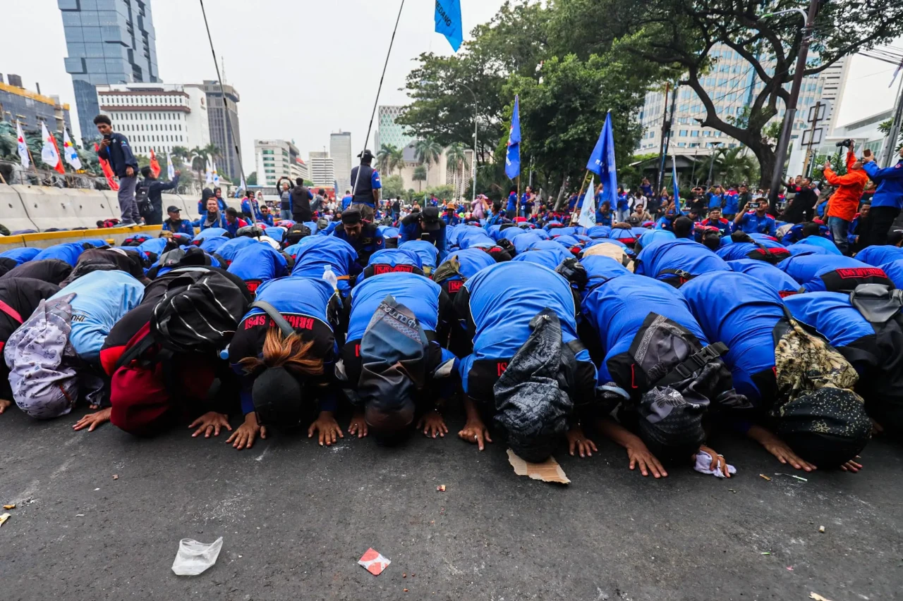 Ratusan Buruh Sujud...