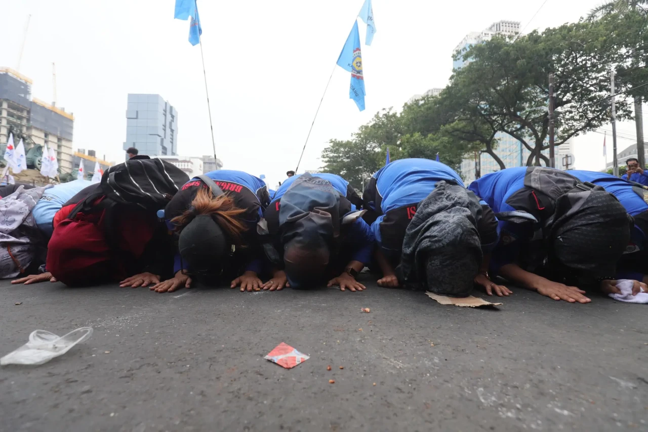 Ratusan Buruh Sujud...