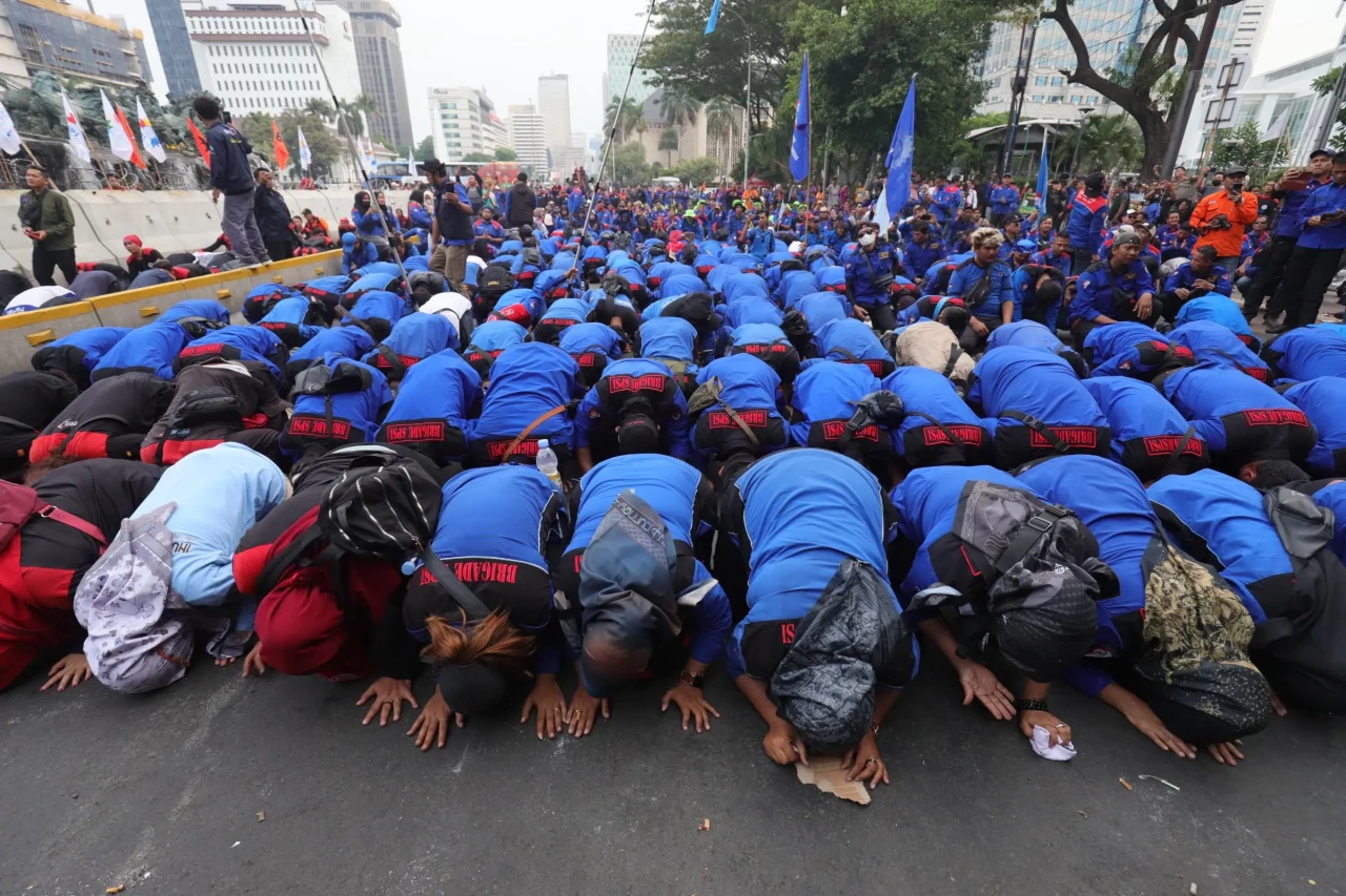 Ratusan Buruh Sujud...