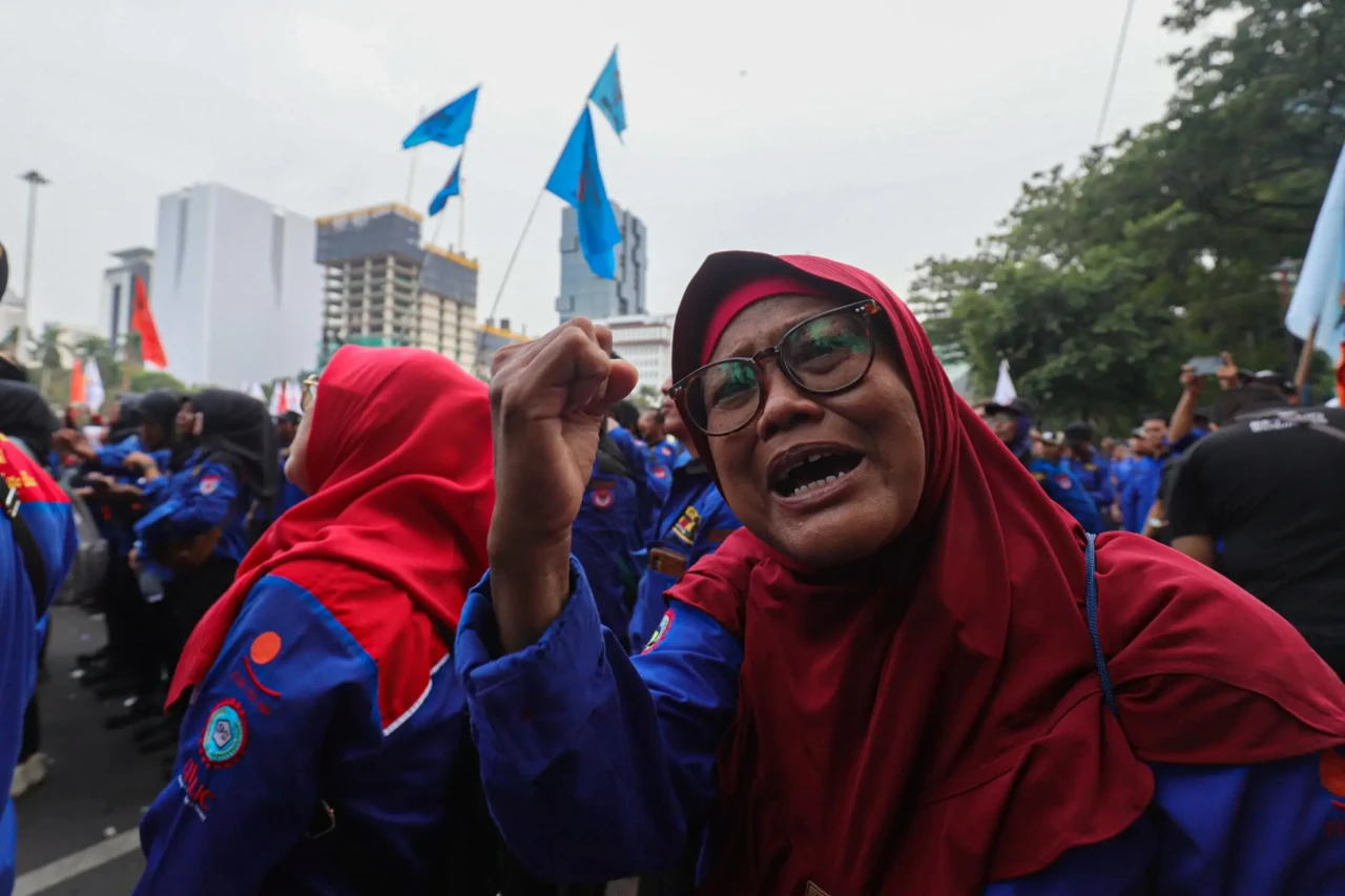 Ratusan Buruh Sujud...