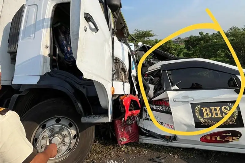 Mobil Ditabrak Truk...