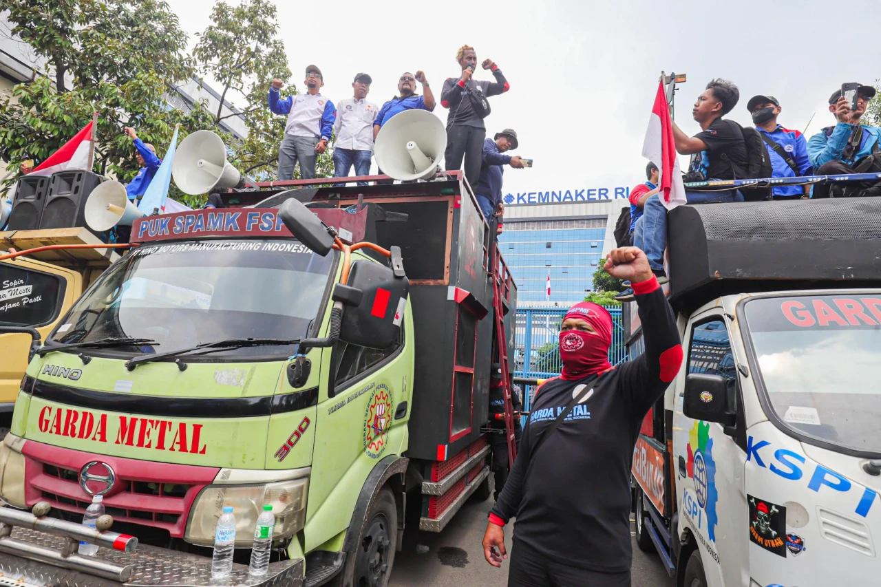Kawal Putusan MK, Ratusan...