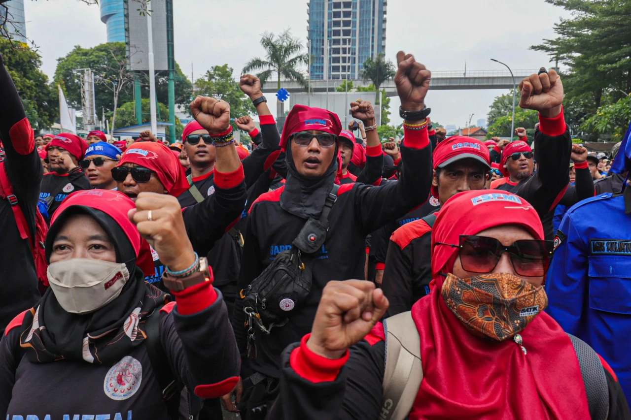 Kawal Putusan MK, Ratusan...