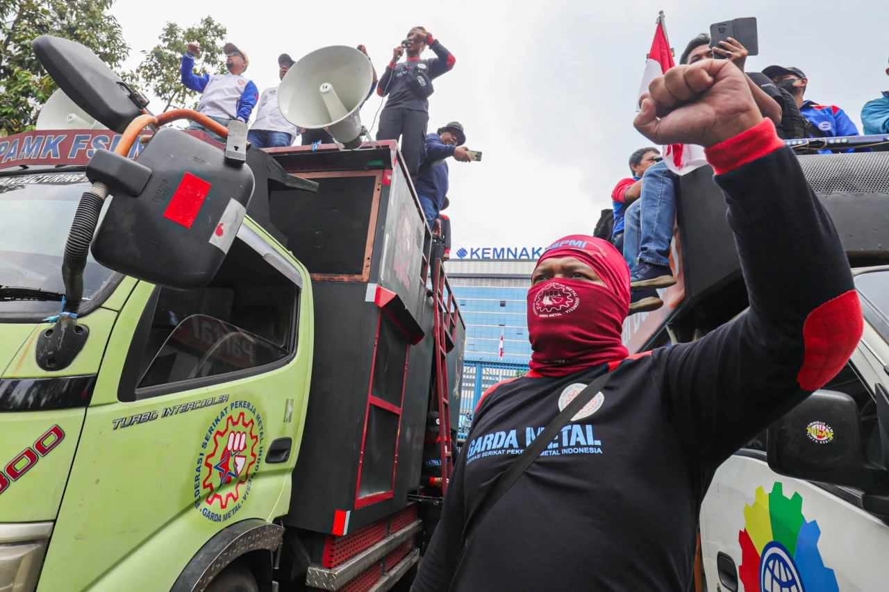 Kawal Putusan MK, Ratusan...