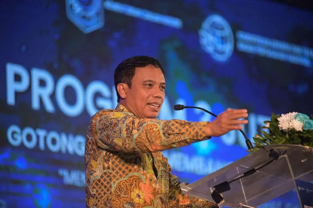 Bersama Tiga Menteri,...