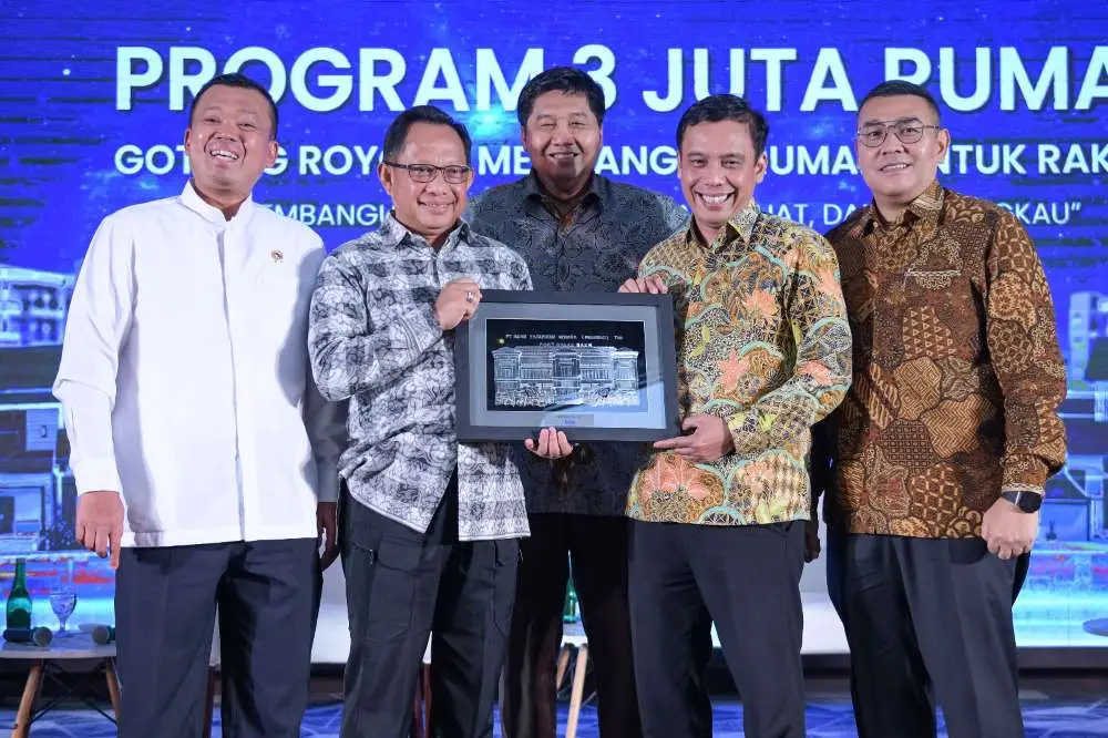 Bersama Tiga Menteri,...