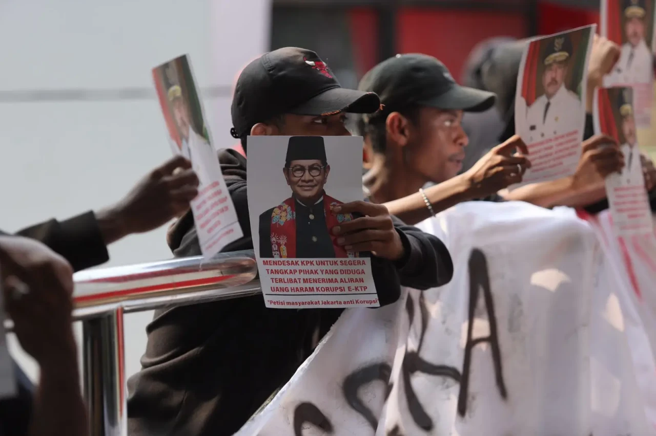 Massa Gelar Aksi di...