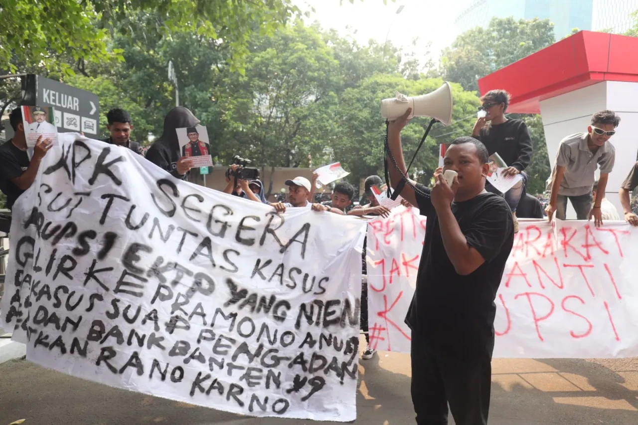 Massa Gelar Aksi di...