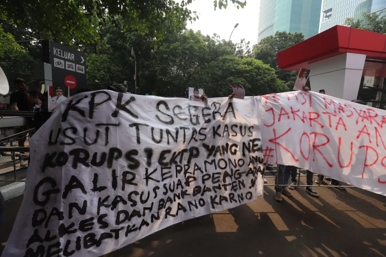 Massa Gelar Aksi di...