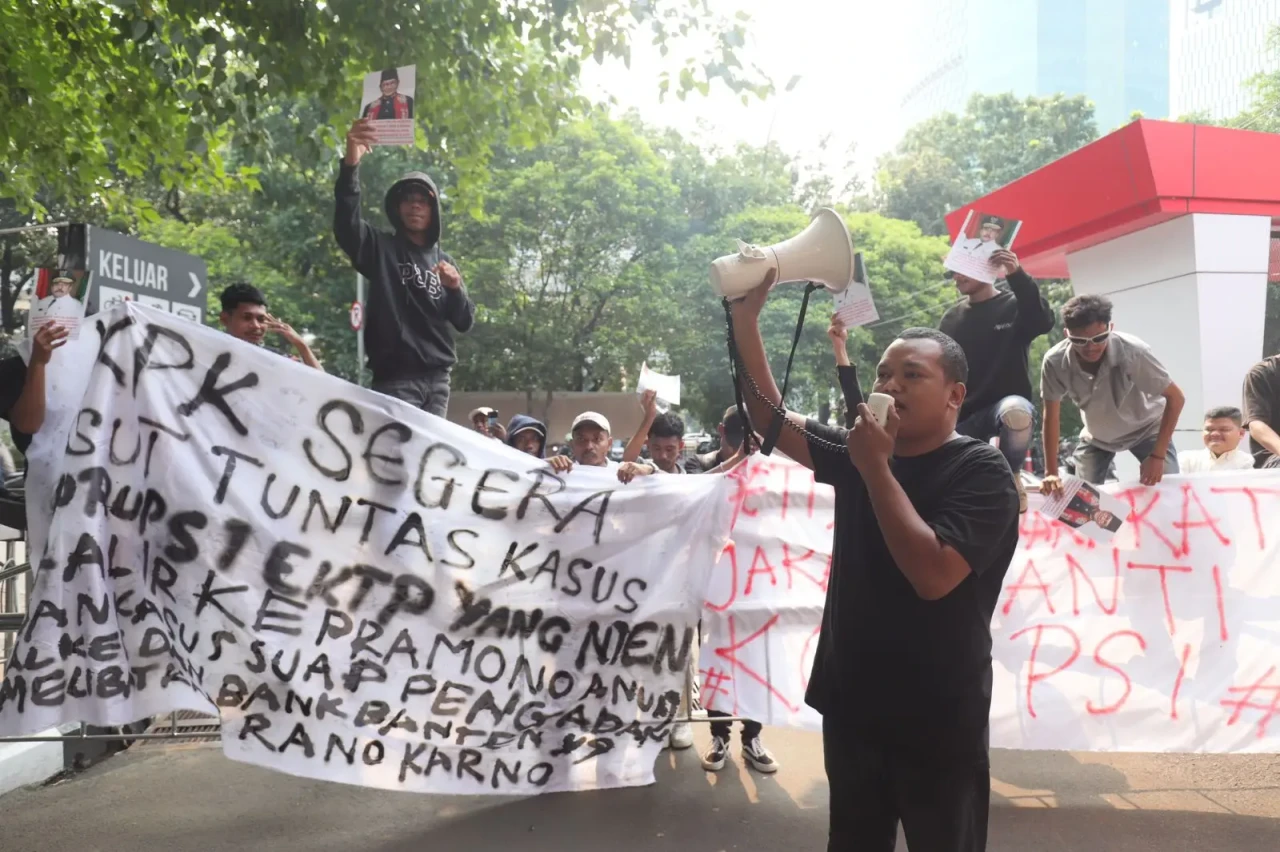 Massa Gelar Aksi di...