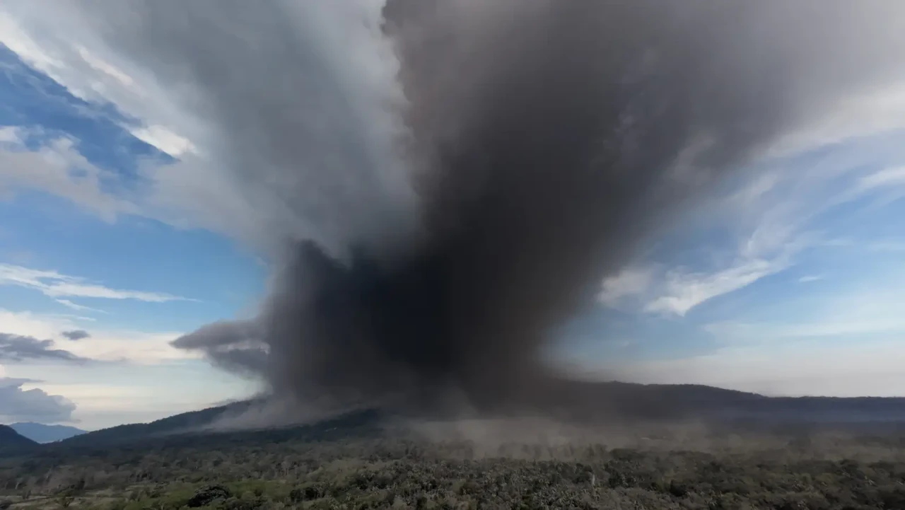 Penampakan Gunung Lewotobi...