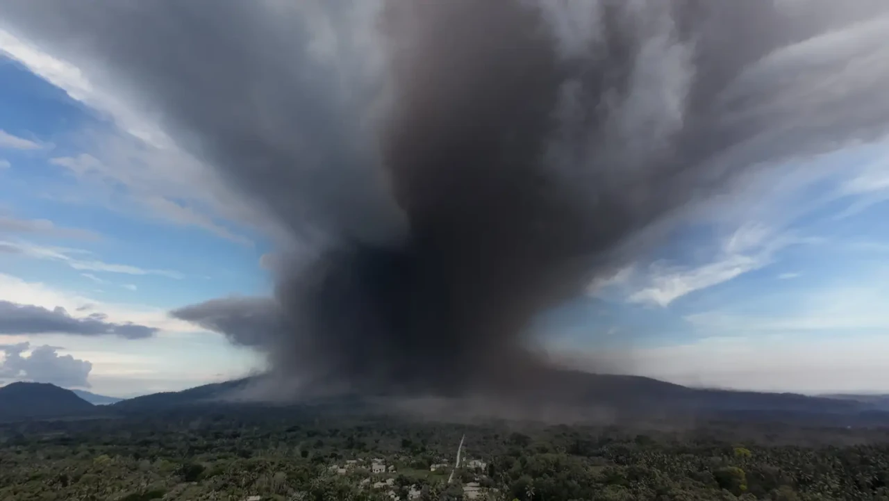 Penampakan Gunung Lewotobi...