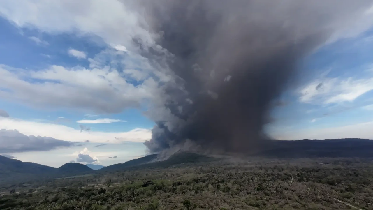 Penampakan Gunung Lewotobi...