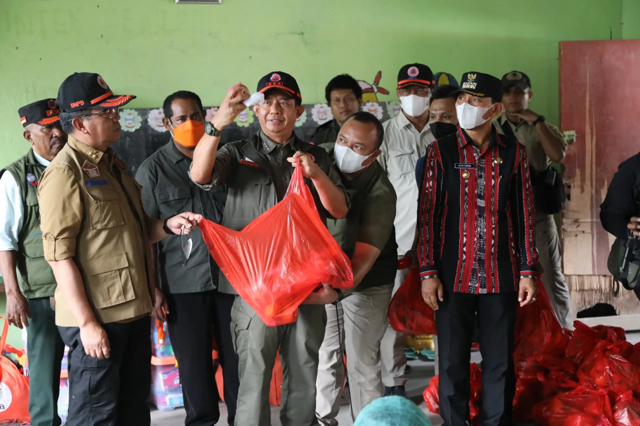 Kepala BNPB Tinjau Pos...