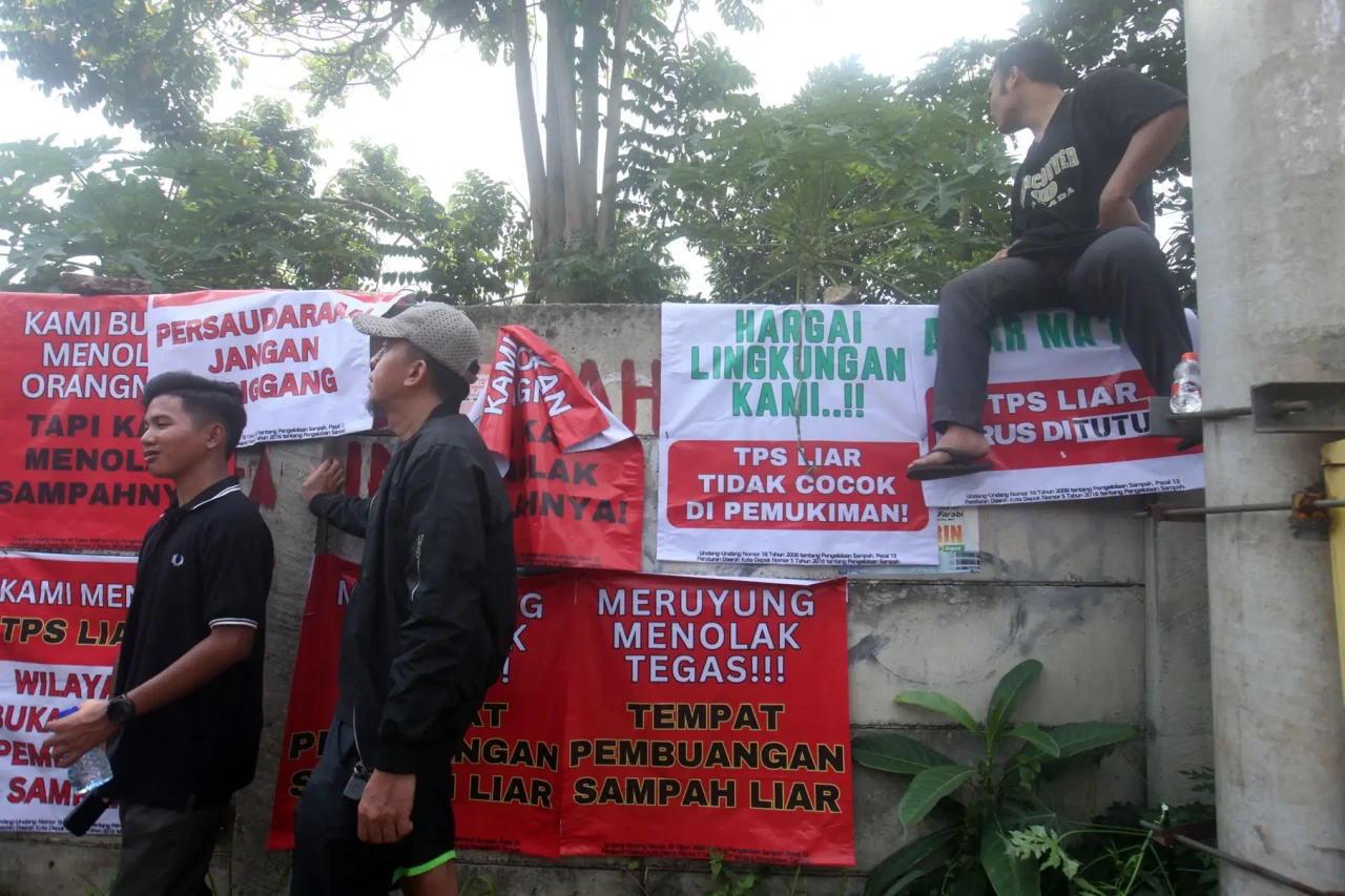 Protes Bau Sampah, Warga...