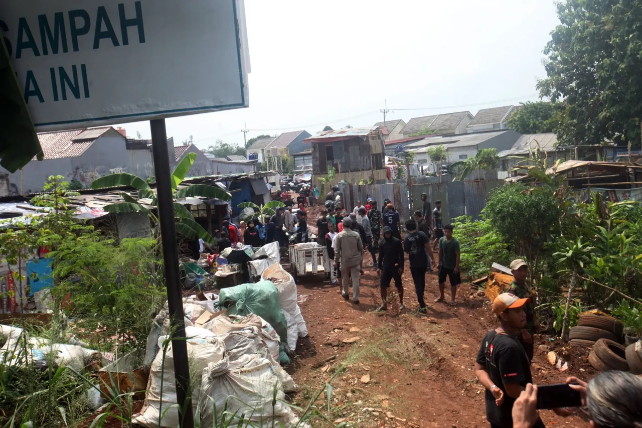 Protes Bau Sampah, Warga...