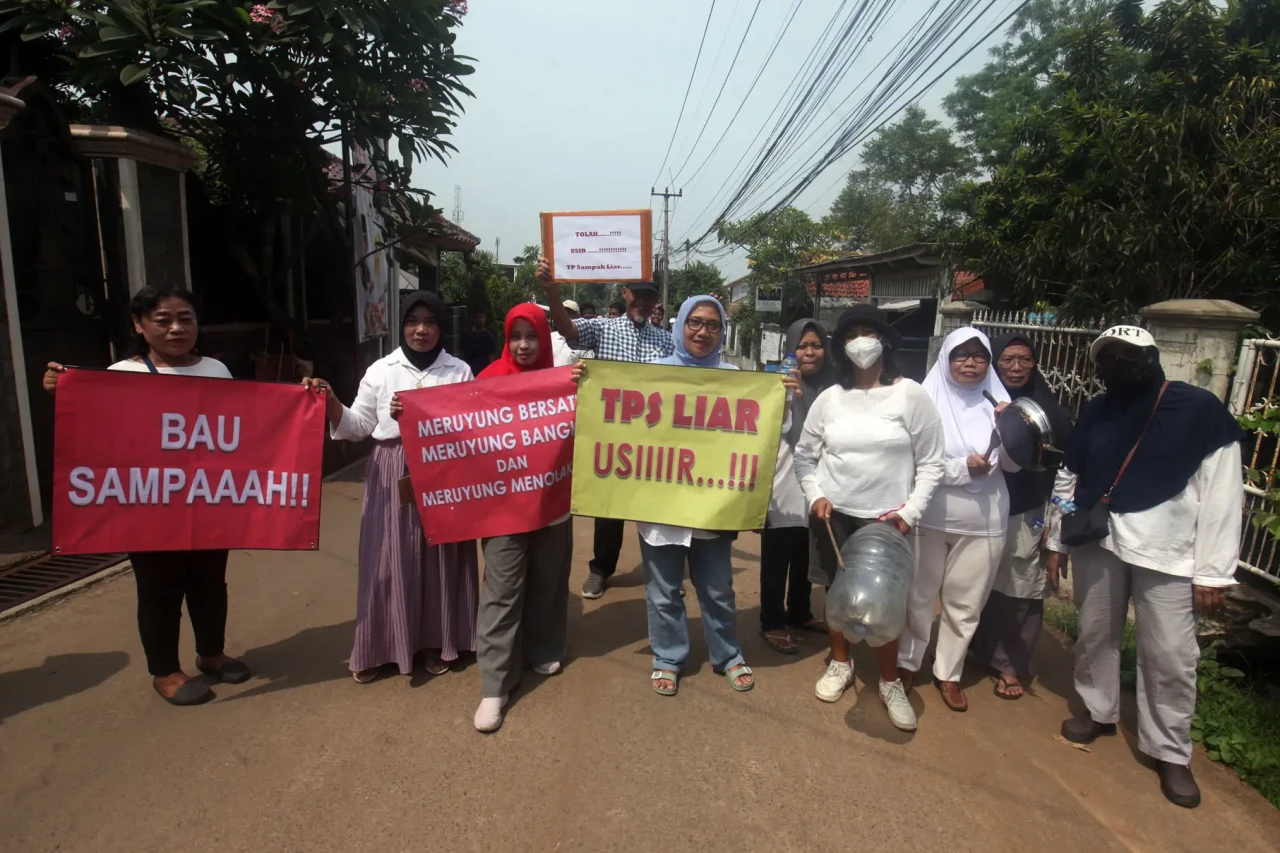 Protes Bau Sampah, Warga...