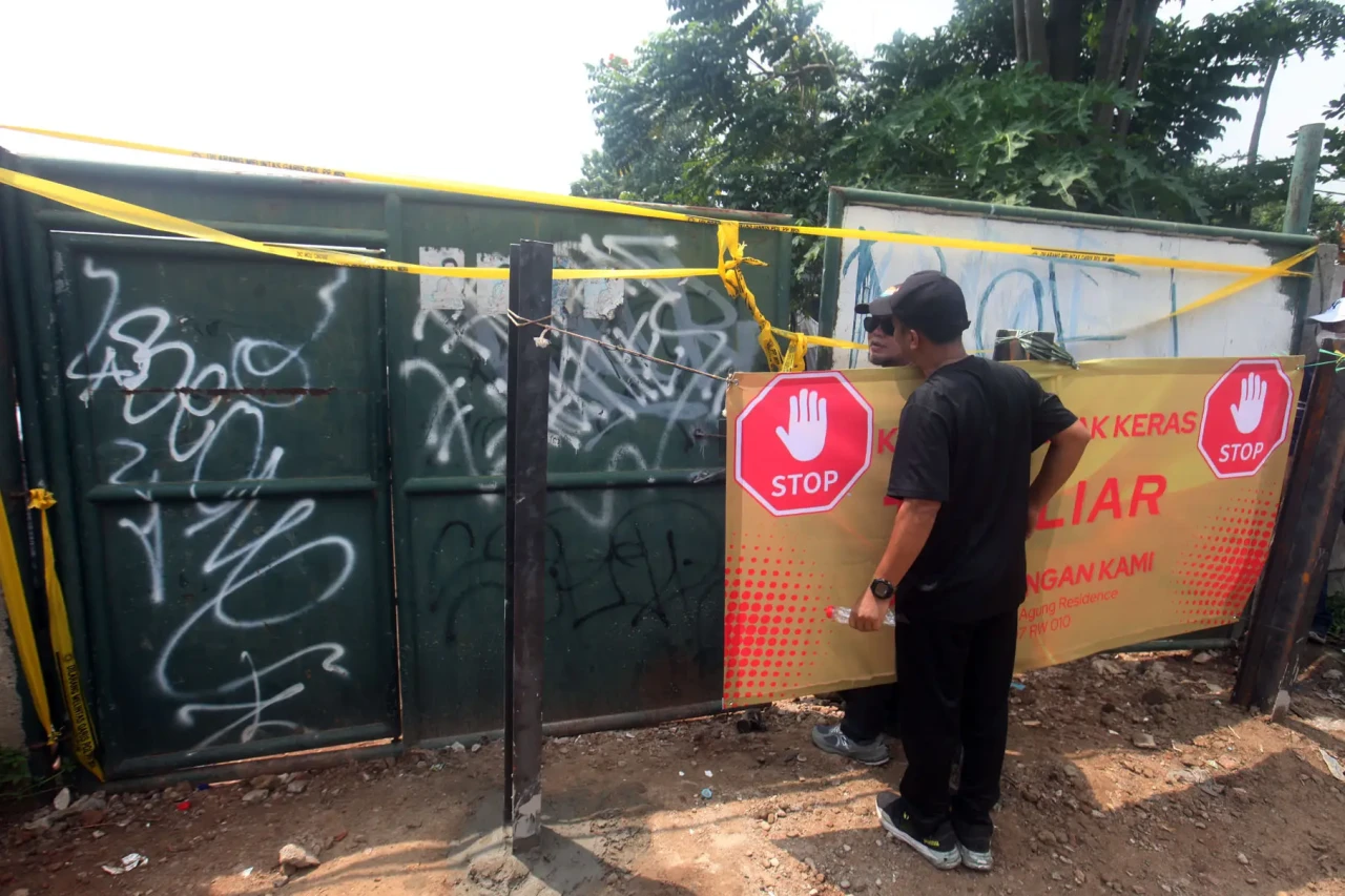 Protes Bau Sampah, Warga...