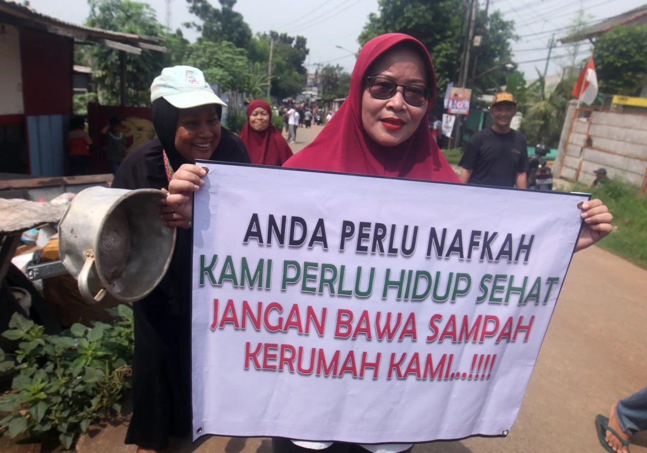 Protes Bau Sampah, Warga...