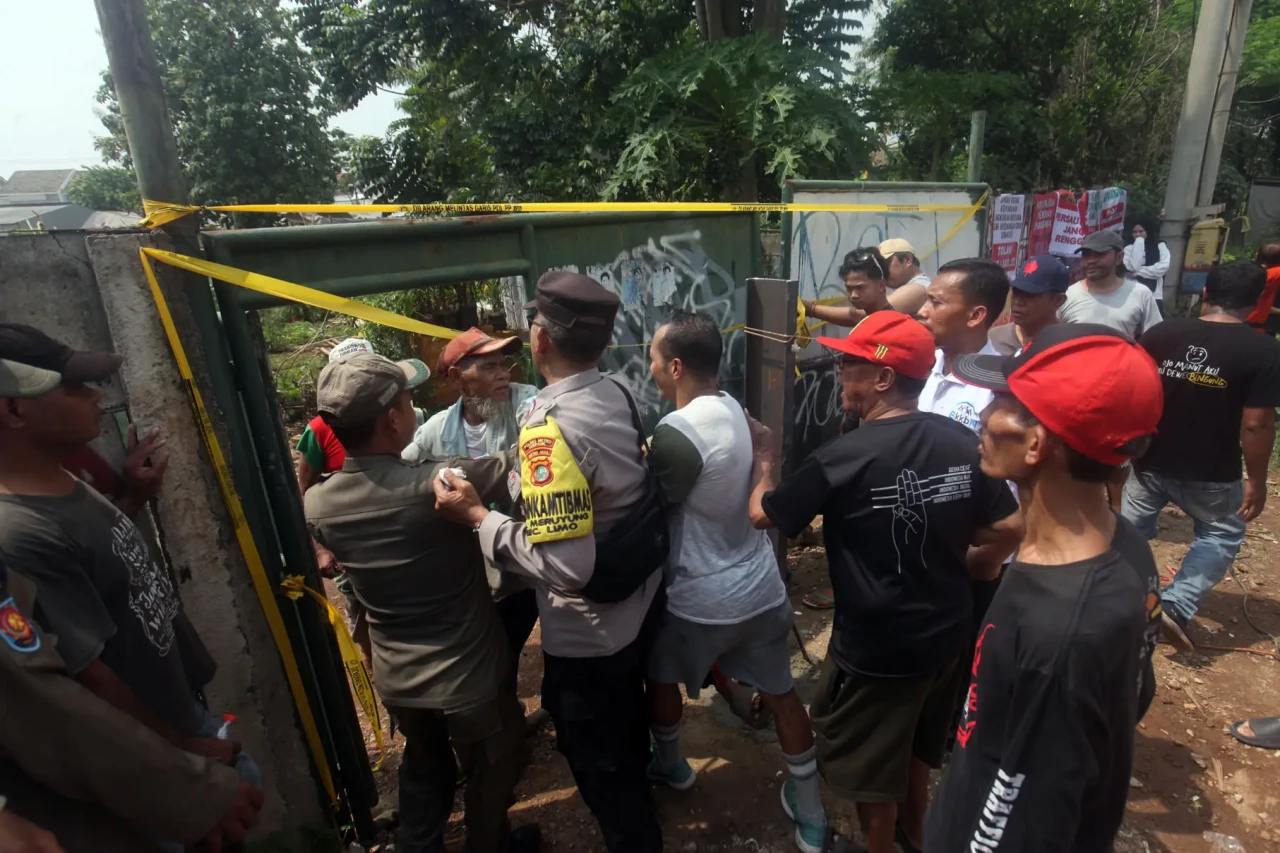 Protes Bau Sampah, Warga...