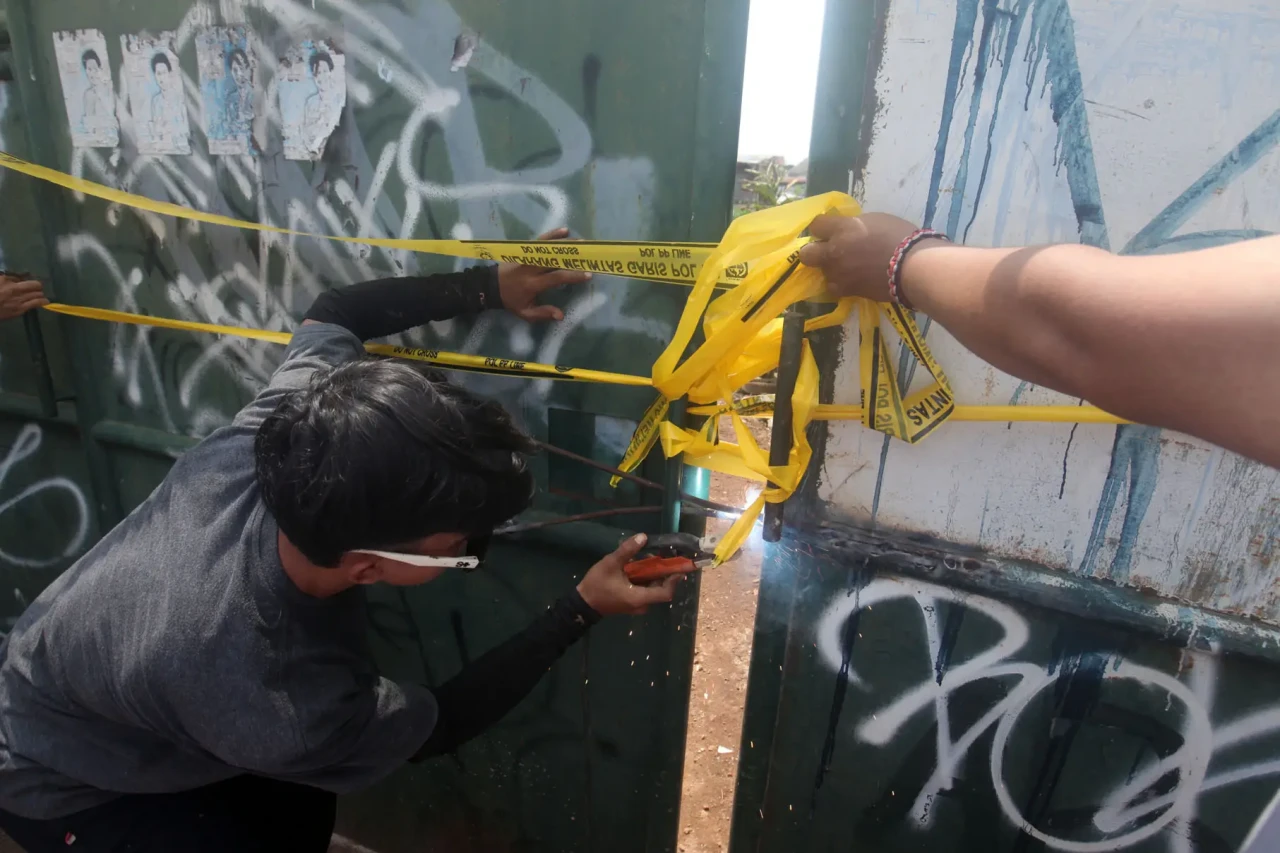 Protes Bau Sampah, Warga...