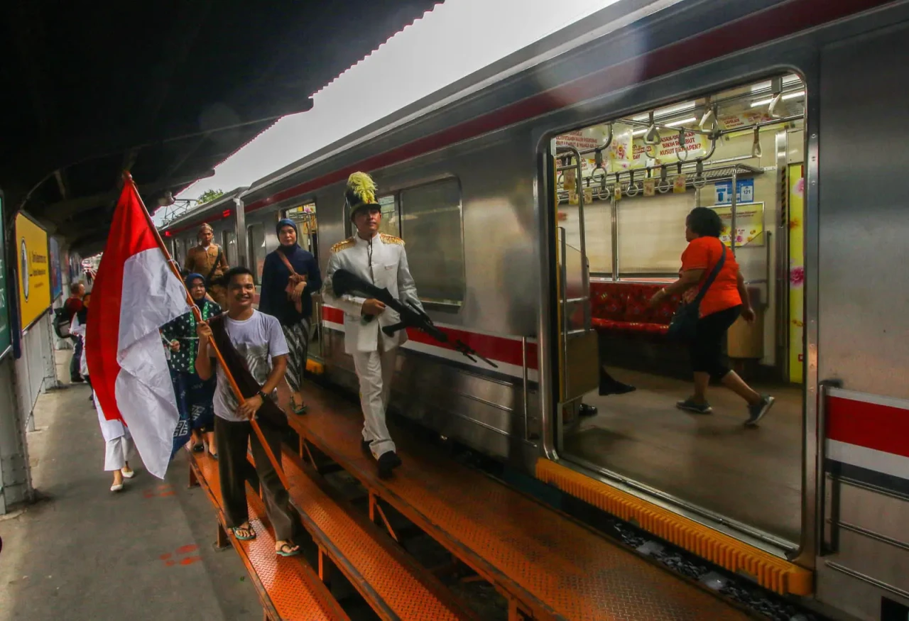 KCI Commuter Tampilkan...