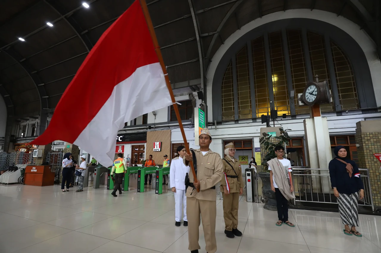 KCI Commuter Tampilkan...