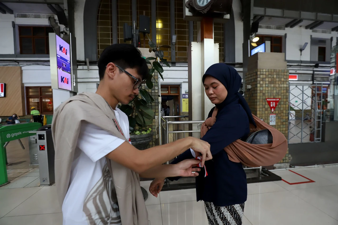 KCI Commuter Tampilkan...