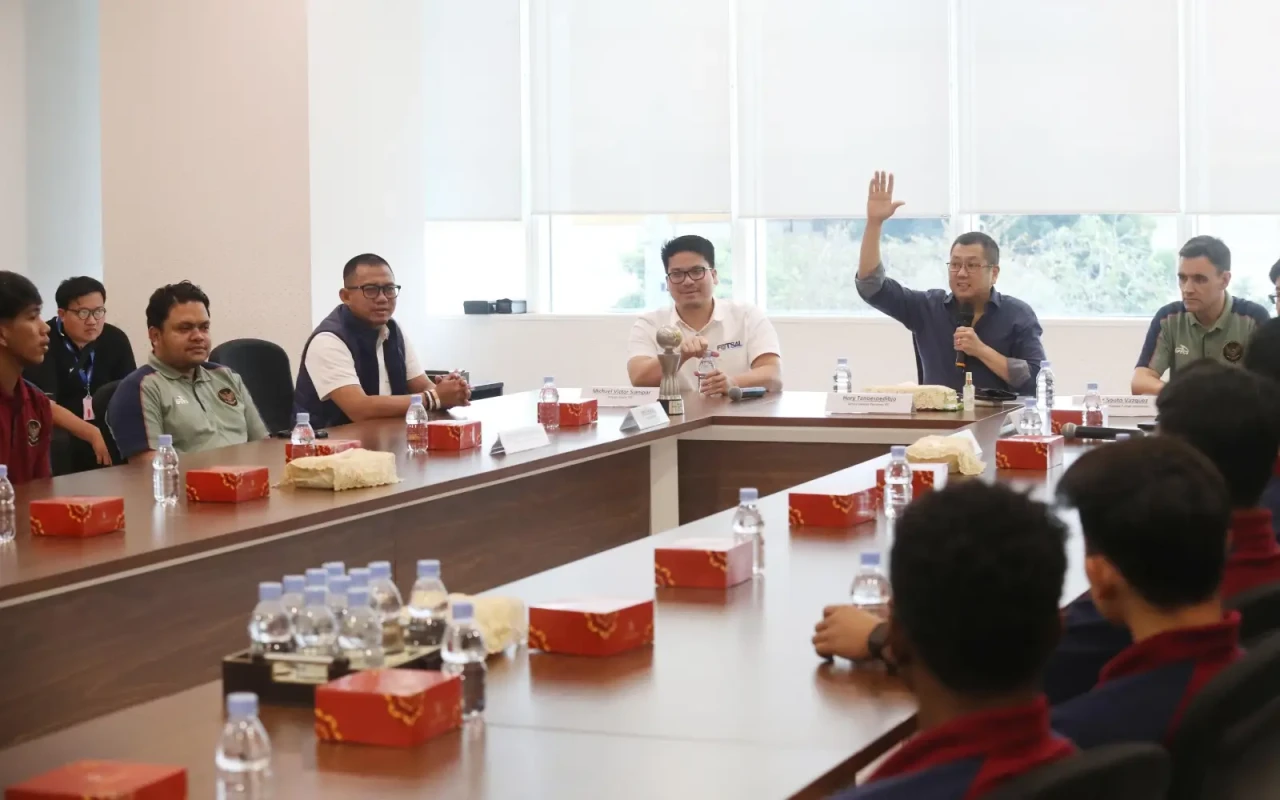 Hary Tanoesoedibjo Sambut...