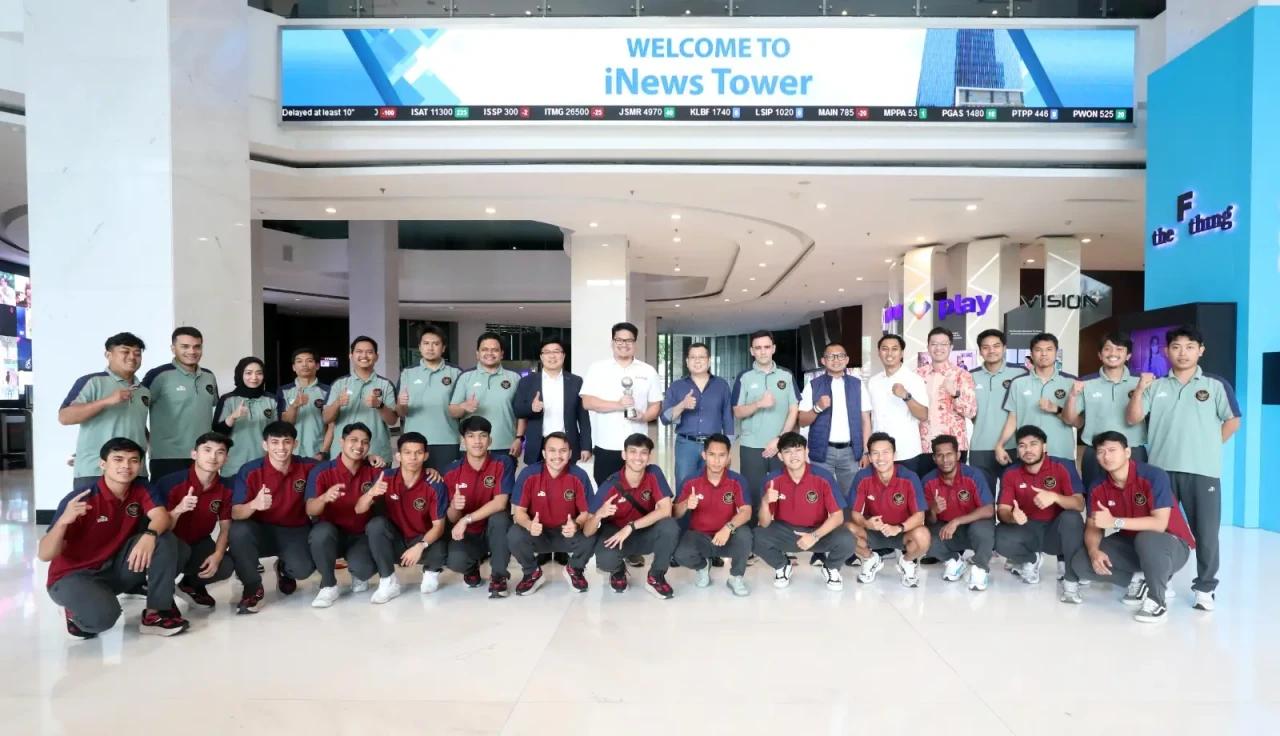 Hary Tanoesoedibjo Sambut...