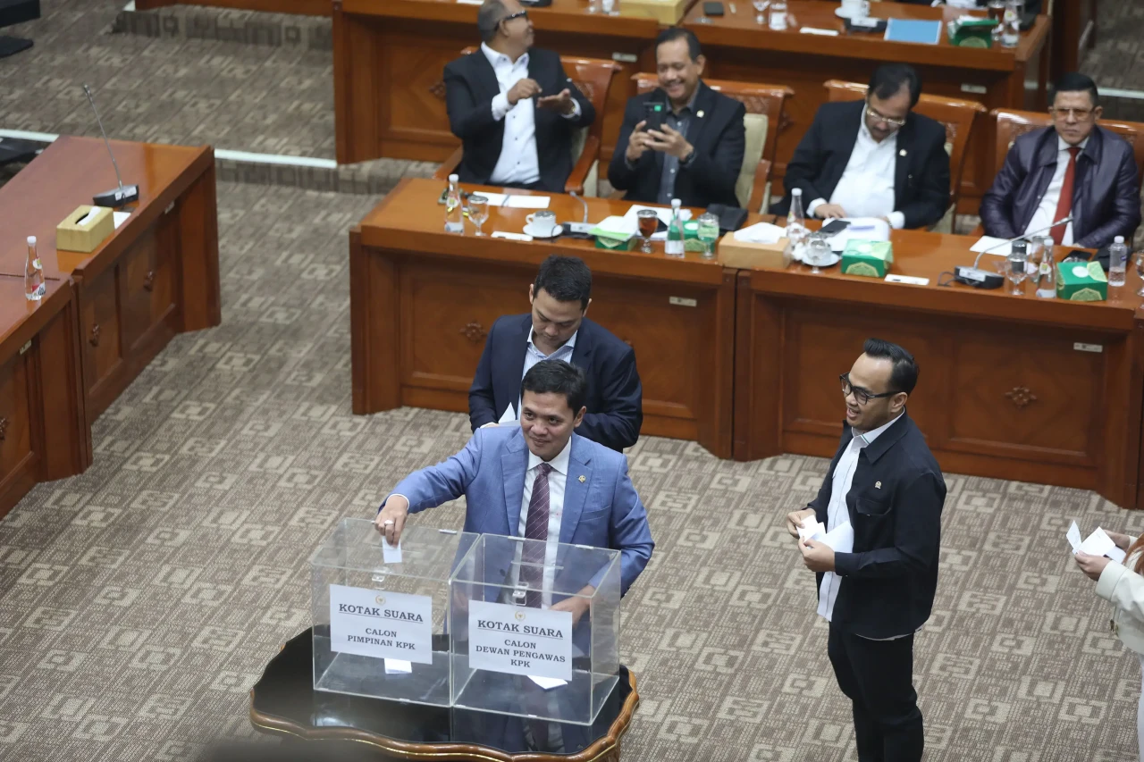 Komisi III DPR RI Tetapkan...