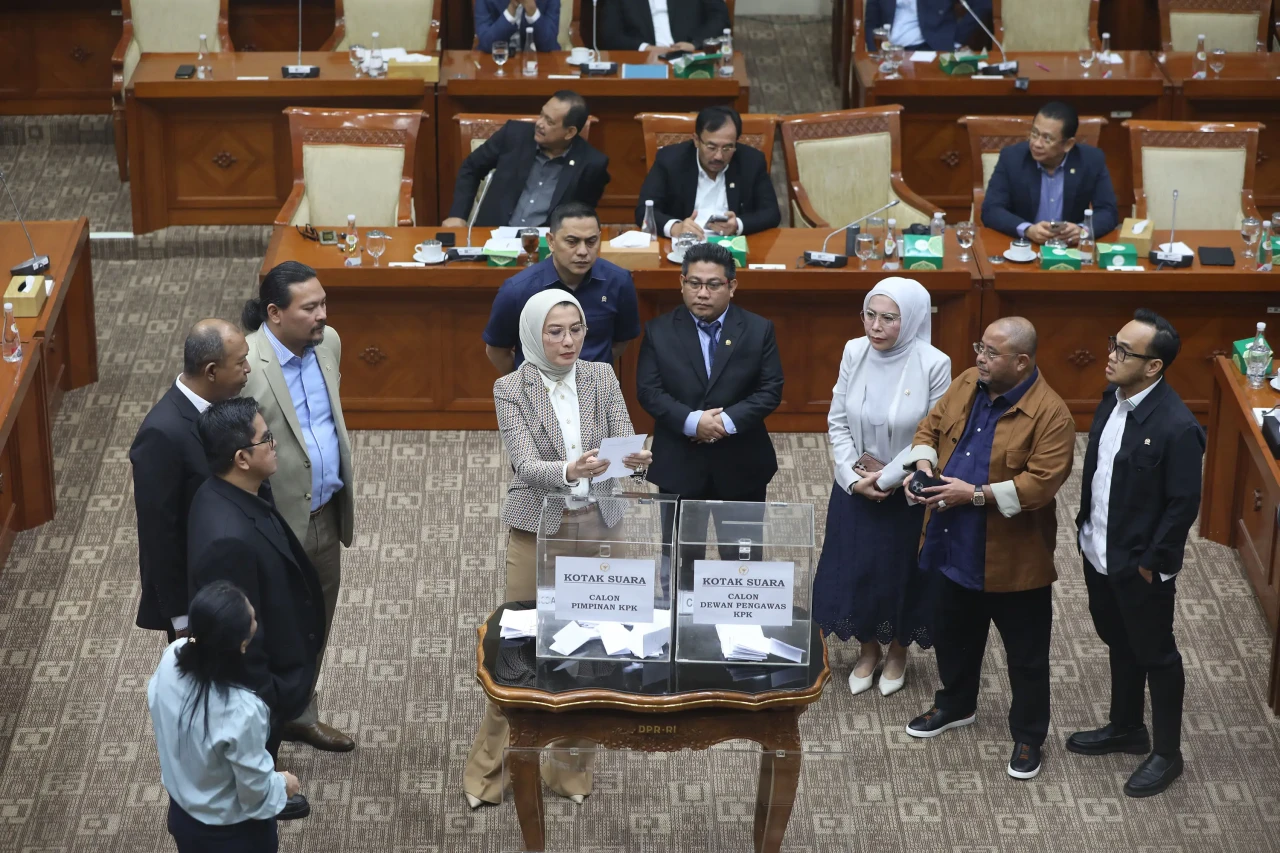 Komisi III DPR RI Tetapkan...
