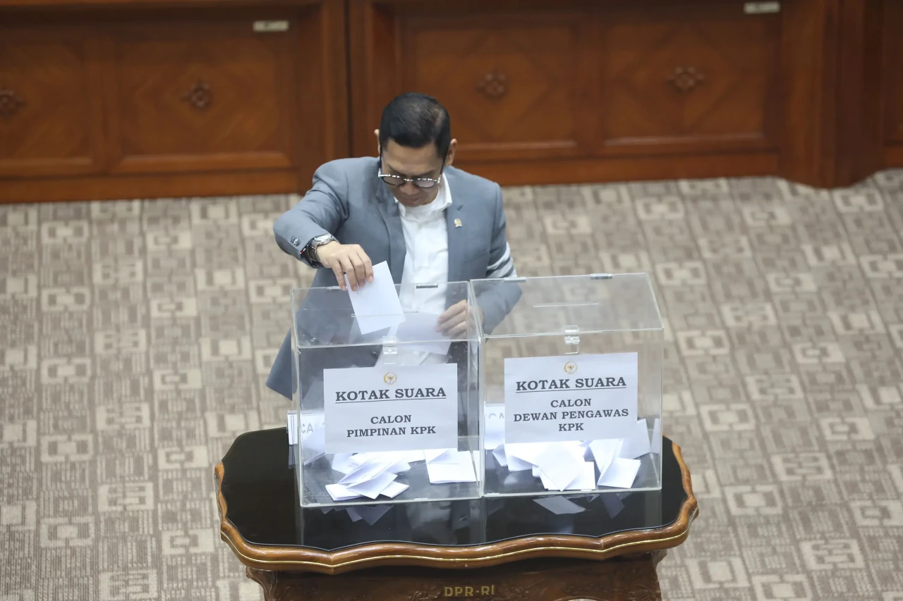 Komisi III DPR RI Tetapkan...