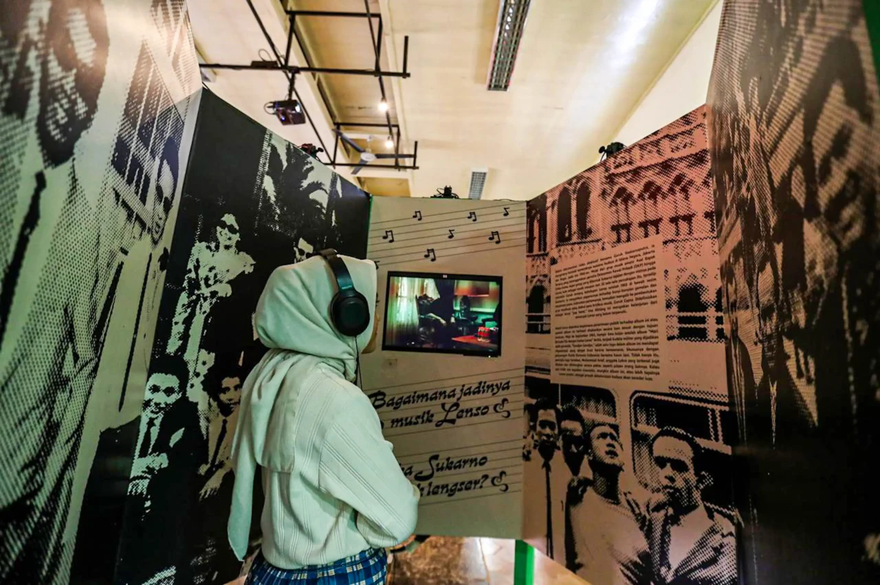 Melihat Pameran Mari...