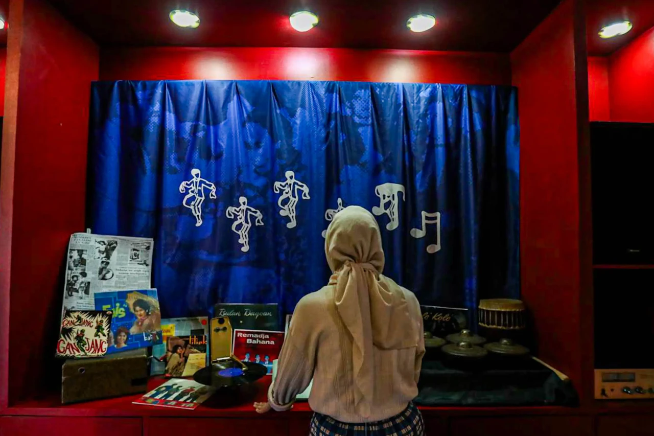 Melihat Pameran Mari...
