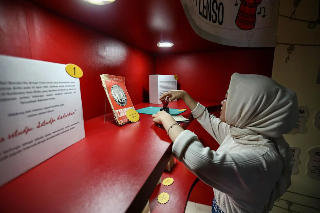 Melihat Pameran Mari...