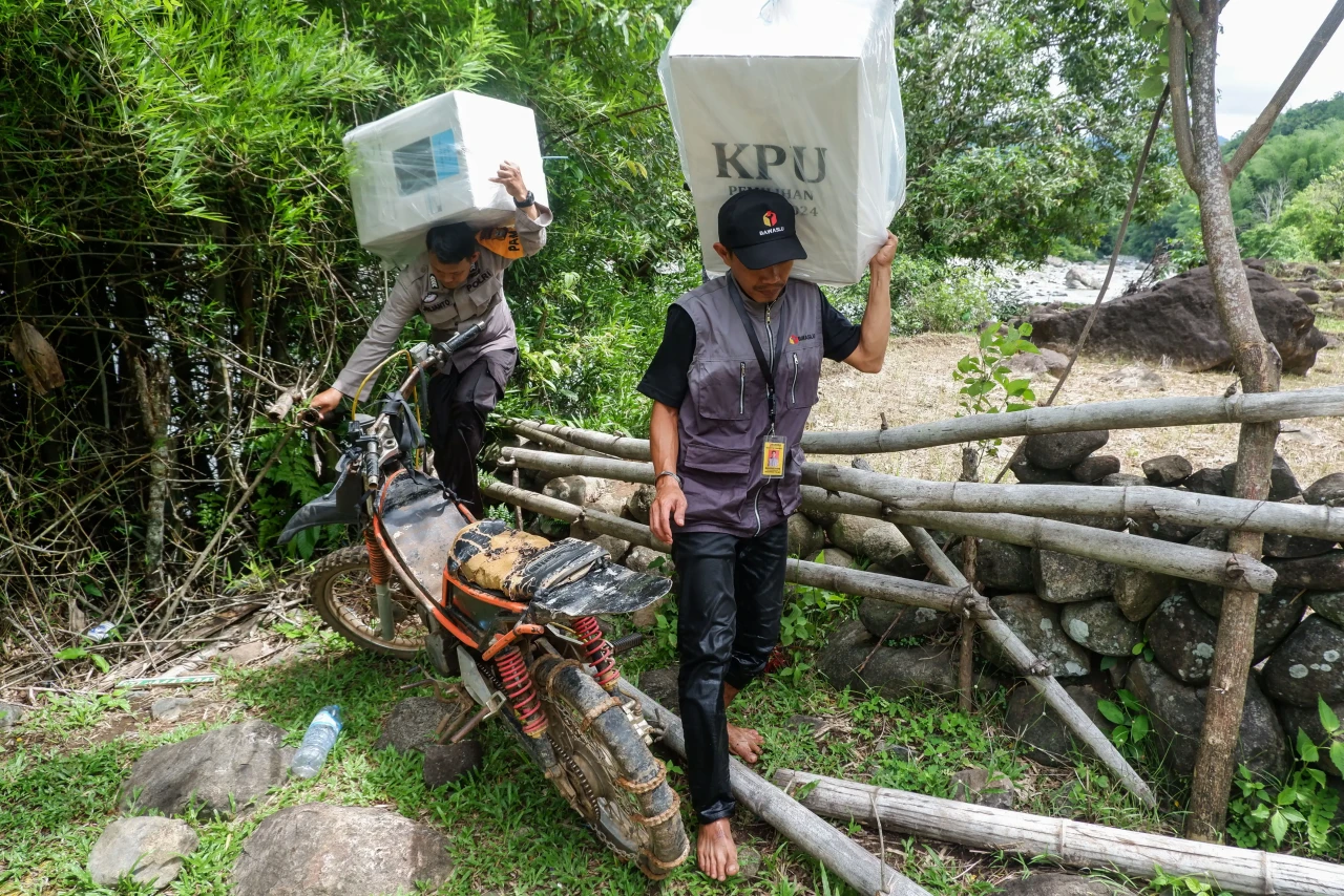 Menembus Rintangan Alam,...
