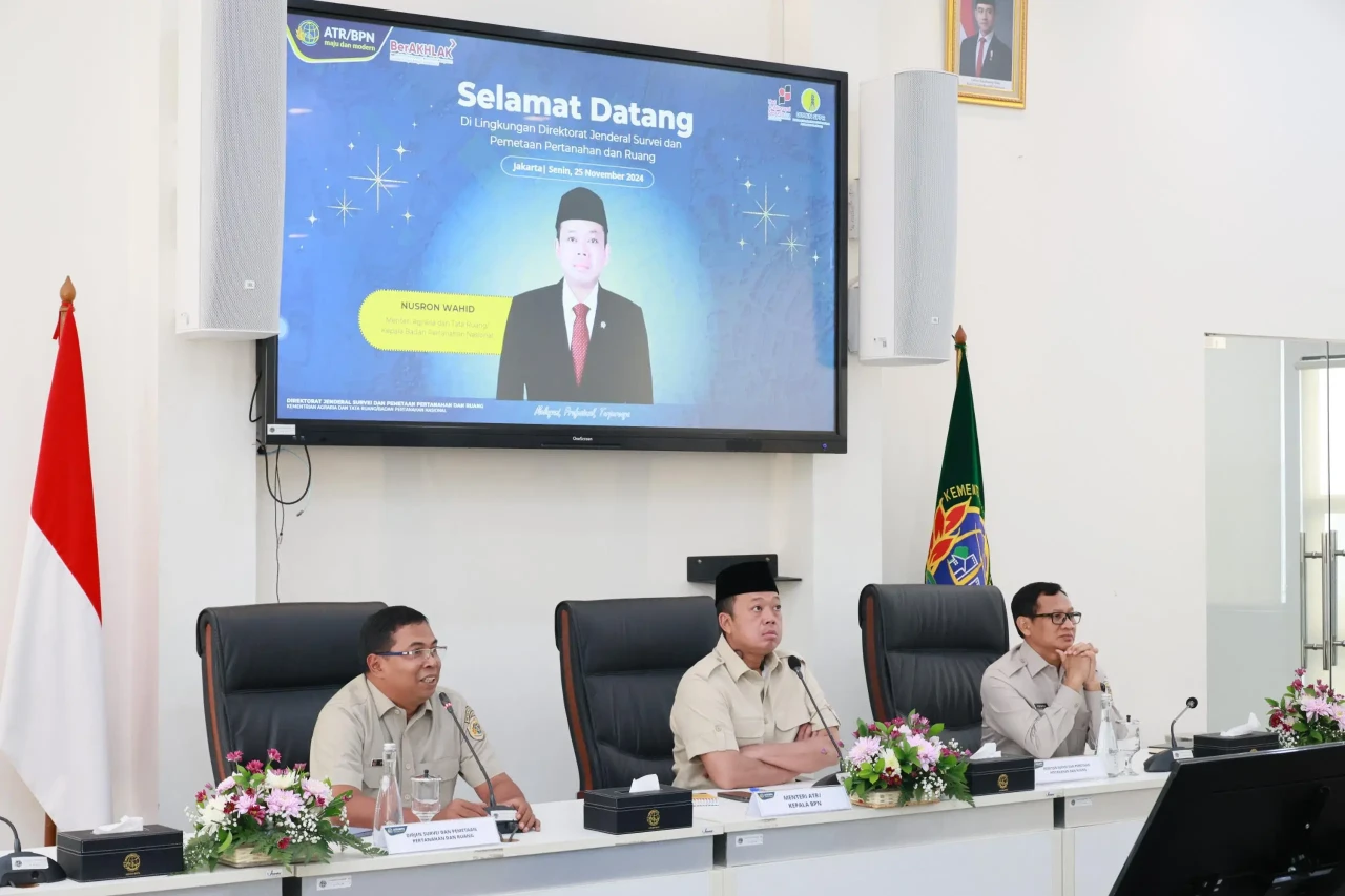 Menteri Nusron Wahid...