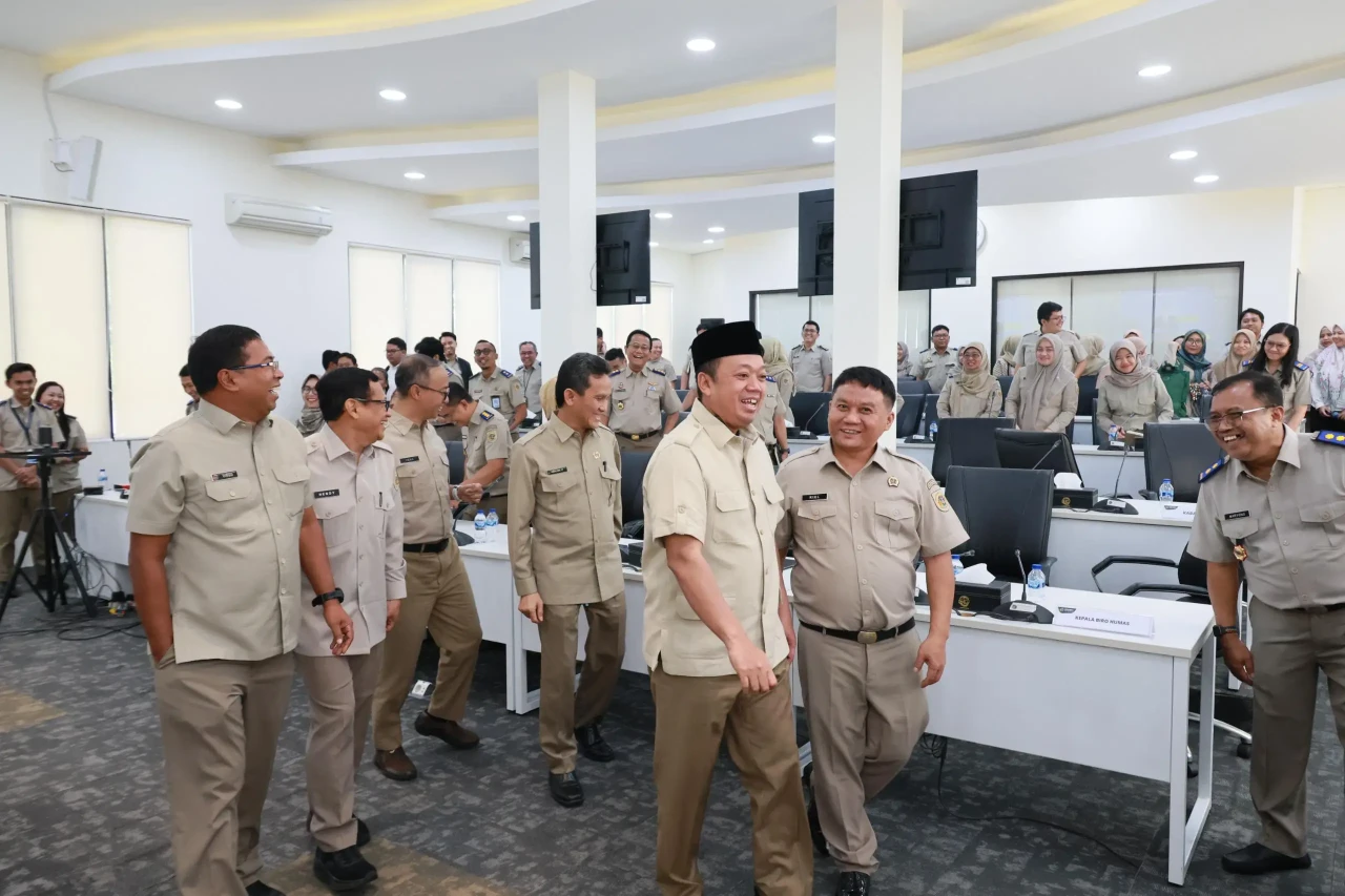 Menteri Nusron Wahid...