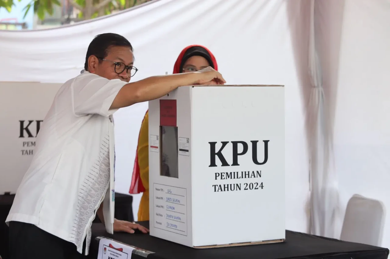 Didampingi Istri dan...