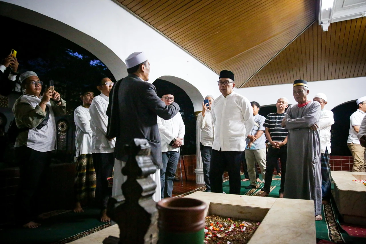 Dari Ziarah Hingga Sungkem...