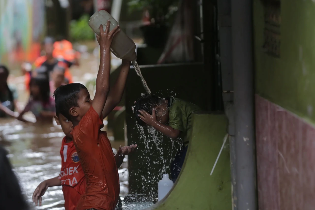 Luapan Kali Ciliwung...