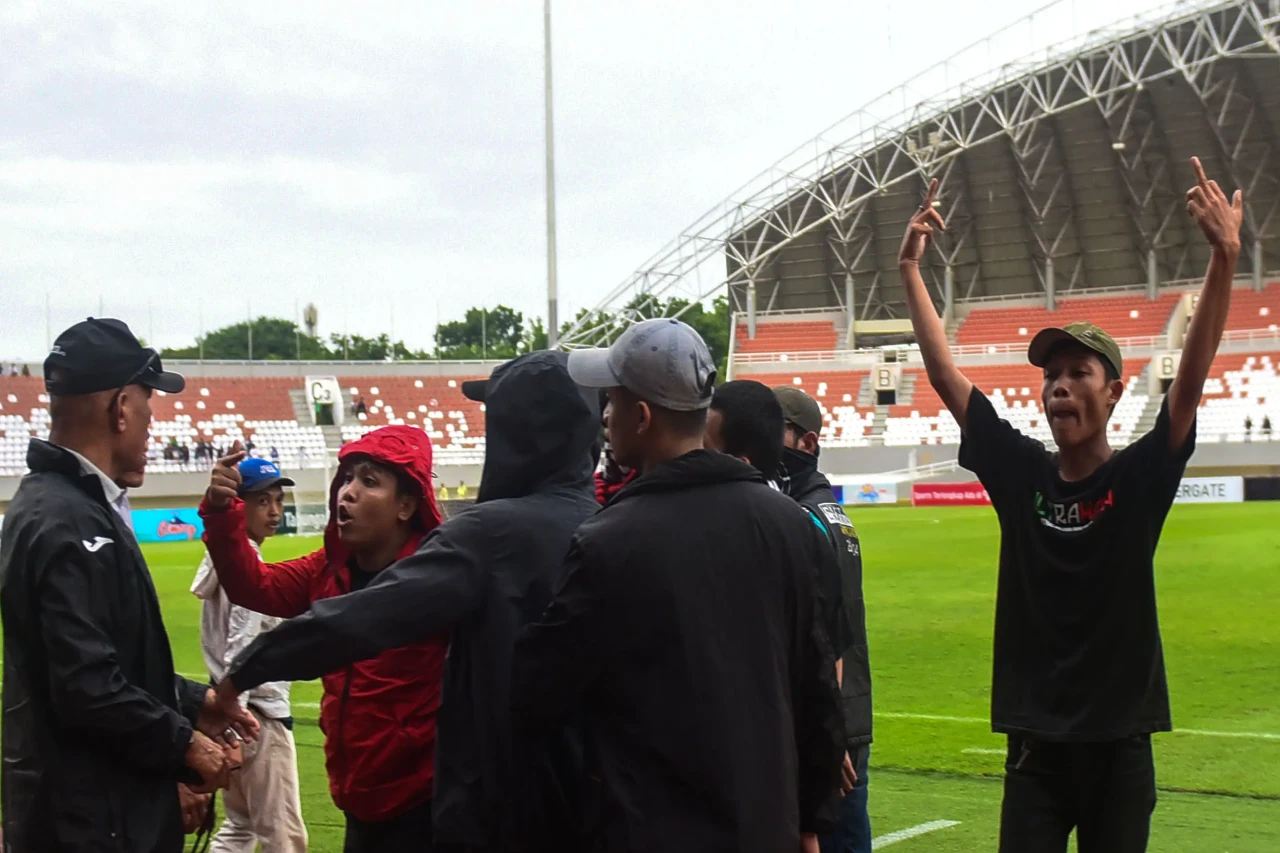 Suporter Masuk ke Lapangan...