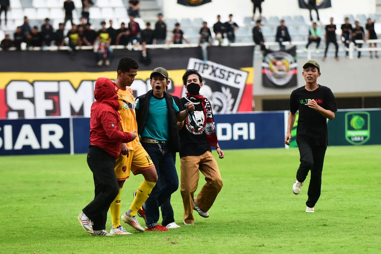 Suporter Masuk ke Lapangan...